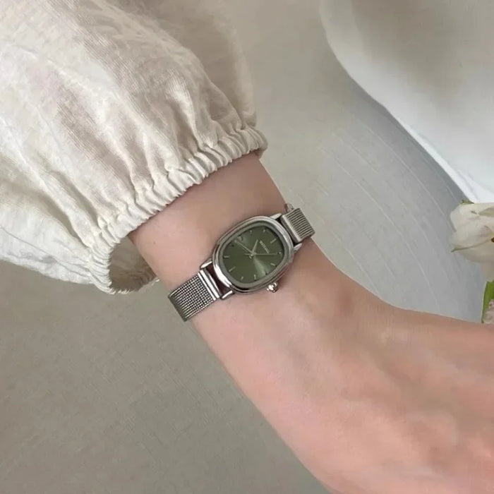 Reloj Ovalado de Malla para Mujer